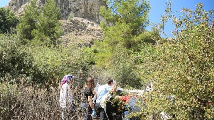 Otomobilini uçuruma sürdü, kurtarılamadı