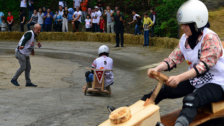 ’Formulaz’ tahta araba yarışları nefes kesti ’Formulaz’ tahta araba yarışları nefes kesti