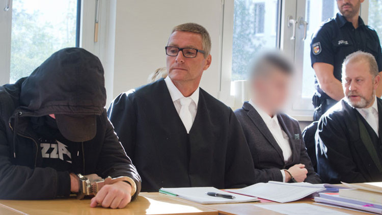 Hamile kadına tecavüz edip öldüren caniler hakim karşısında Hamile kadına tecavüz edip öldüren caniler hakim karşısında