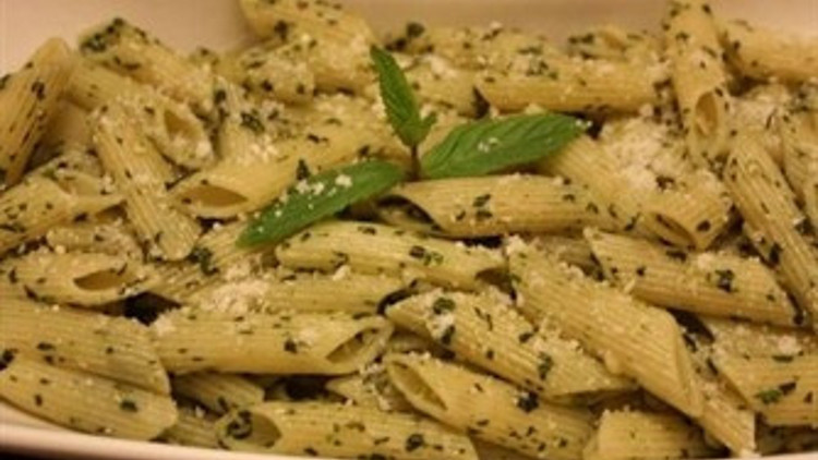 Fesleğen soslu spagetti