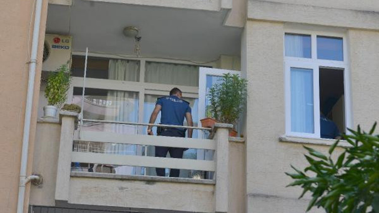 Oğlu yaptığı menemeni beğenmeyen anne balkondan atladı Oğlu yaptığı menemeni beğenmeyen anne balkondan atladı