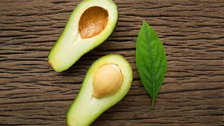 Akneli Ciltler İçin Avokado Maskesi Tarifleri