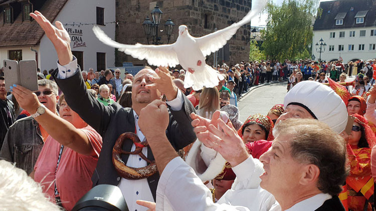 ‘Altın Kızlar’ barış güvercinleriyle geldi