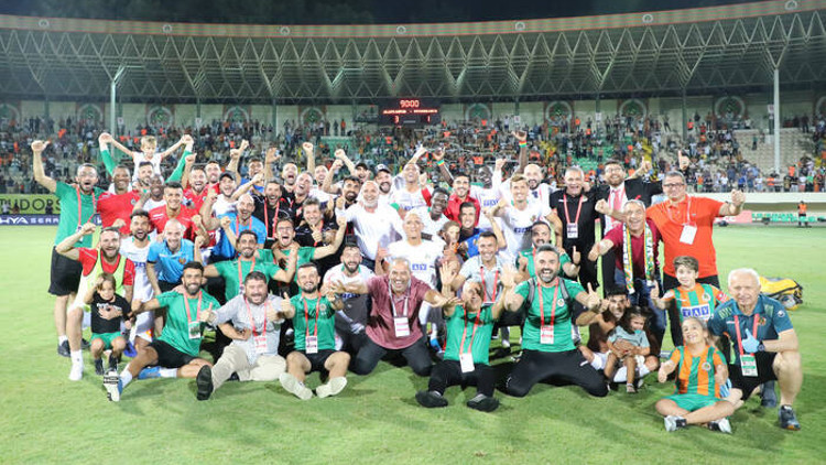 Kayyumun eşiğinden Süper Lig liderliğine Alanyada herkes mutlu... Kayyumun eşiğinden Süper Lig liderliğine Alanyada herkes mutlu...