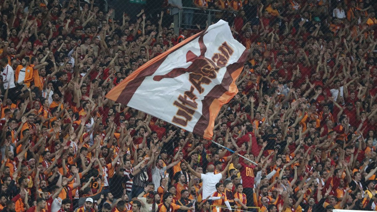 Galatasaray - Fenerbahçe derbisinde seyirci rekoru kırıldı Galatasaray - Fenerbahçe derbisinde seyirci rekoru kırıldı