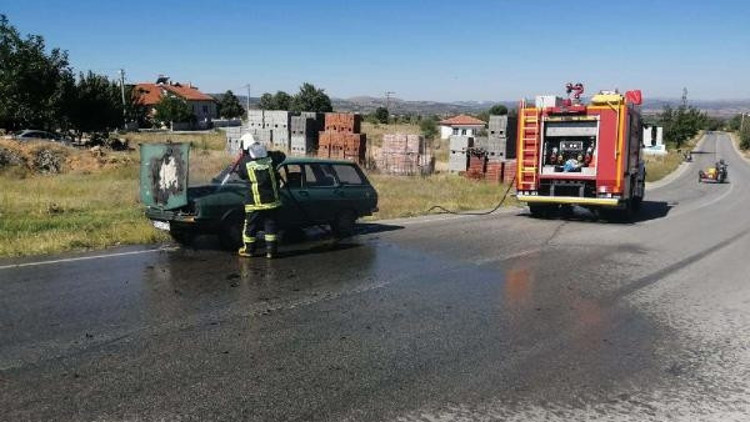 Motor bölümü alev alan otomobil hasar gördü