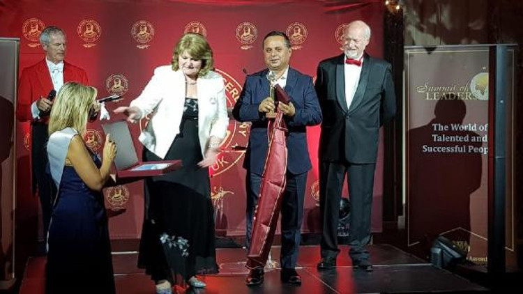 Cannesde Çallı başkana yılın yöneticisi ödülü Cannesde Çallı başkana yılın yöneticisi ödülü