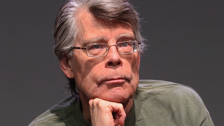 Alkolik yazar, uzaylı kötü enerjiye karşı Alkolik yazar, uzaylı kötü enerjiye karşı