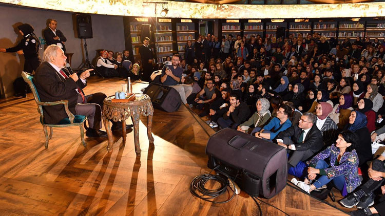 İlber Ortaylıdan izdiham neden olan gençlere: Hiç fizik diye bir şey okudunuz mu