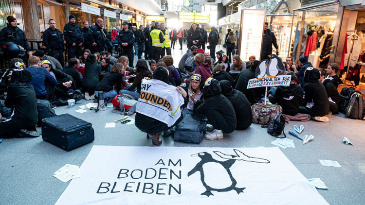 Tegel Havalimanı’nda iklim protestosu Tegel Havalimanı’nda iklim protestosu
