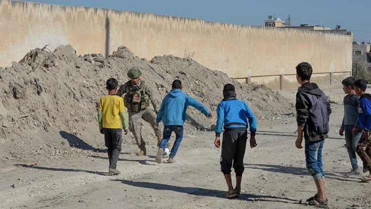 Mehmetçik Rasulayndaki çocuklarla maç yaptı