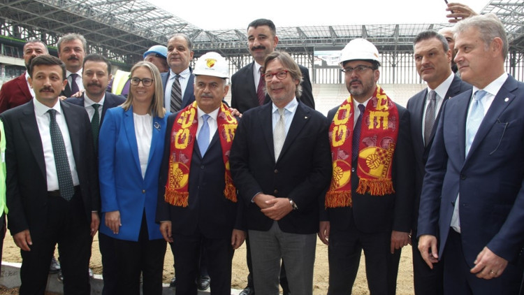 Bakan Kasapoğlu Alsancak ve Göztepe Stadyumlarını gezdi Bakan Kasapoğlu Alsancak ve Göztepe Stadyumlarını gezdi