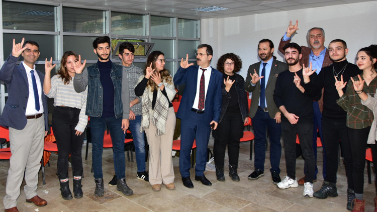 Muhammet için işaret dili öğreniyorlar