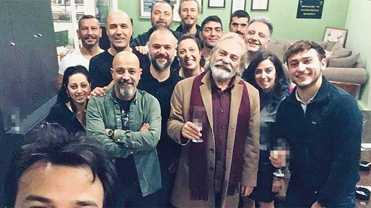 Haluk Bilginer ödülü ekibiyle kutladı