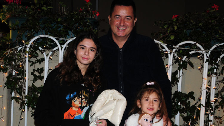 Acun Ilıcalı kızlarıyla yemekte