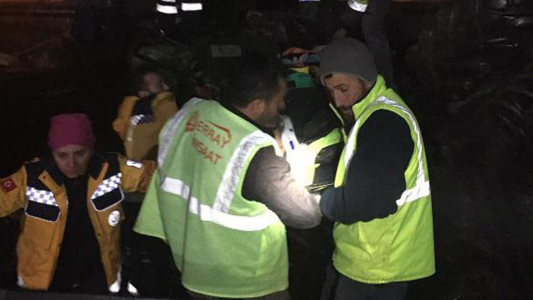 Beton blok taşıyan çekici devrildi: 3 yaralı Beton blok taşıyan çekici devrildi: 3 yaralı