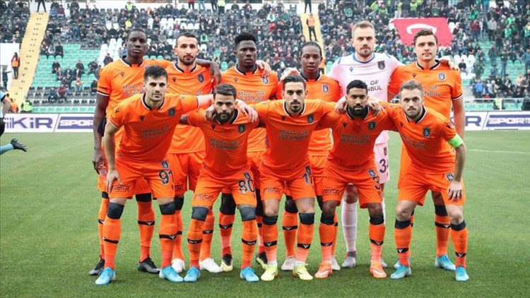 Medipol Başakşehir üç kulvarda yoluna devam eden tek takım Medipol Başakşehir üç kulvarda yoluna devam eden tek takım