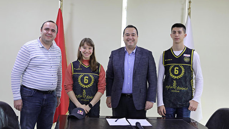 Şampiyon cimnastikçi Ayşe Begüm Akhisar Belediyesporda