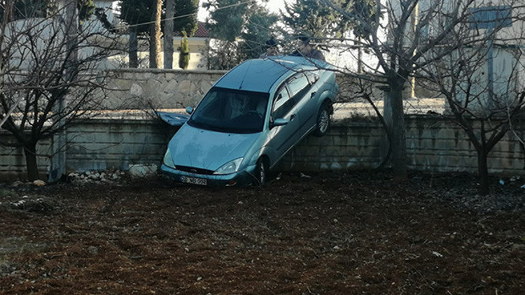Otomobil bahçe duvarını aşıp askıda kaldı Otomobil bahçe duvarını aşıp askıda kaldı