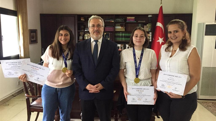 Endonezyada Türk öğrencilere uluslararası bilim yarışmasında 2 altın madalya