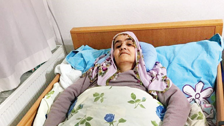 Bu nasıl hakkaniyet... Kızı bakıyor diye tazminatını kestiler Bu nasıl hakkaniyet... Kızı bakıyor diye tazminatını kestiler