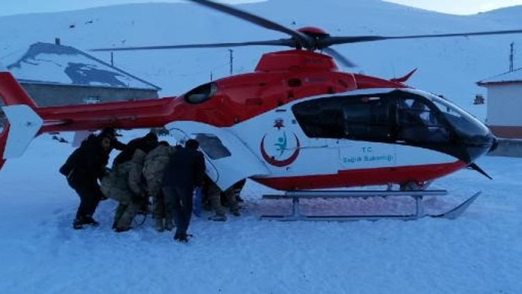 Su şebekesini açmaya giden köylülerin üzerine çığ düştü: 1 ağır yaralı Su şebekesini açmaya giden köylülerin üzerine çığ düştü: 1 ağır yaralı