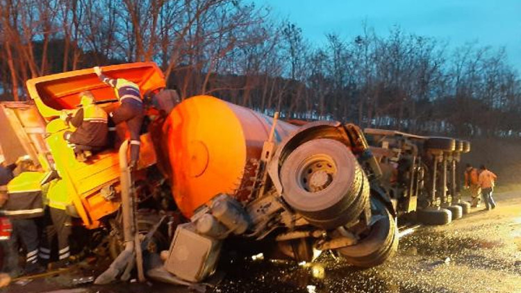 Silivride çöp kamyonu ile TIR çarpıştı: 1 ölü Silivride çöp kamyonu ile TIR çarpıştı: 1 ölü