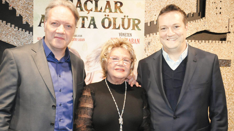 Nevra Serezli tiyatro sahnesine döndü
