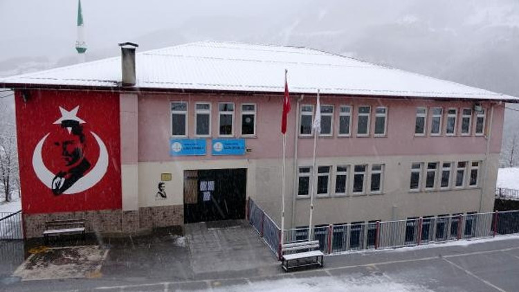 Duvarlarında çatlaklar oluşan okulun kapatılmasına, velilerden tepki
