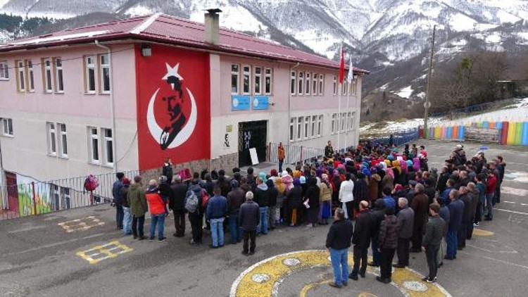 Riskli okul eğitime kapatıldı, veliler taşımalı eğitim eylemi yaptı Riskli okul eğitime kapatıldı, veliler taşımalı eğitim eylemi yaptı