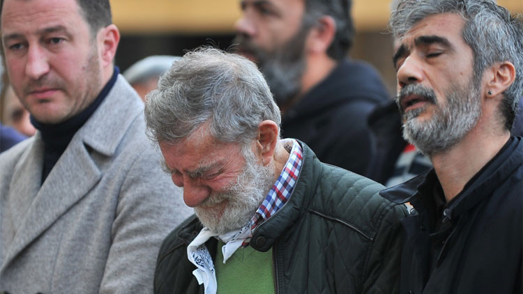 Ahmet Mekin, eşini gözyaşlarıyla son yolculuğuna uğurladı Ahmet Mekin, eşini gözyaşlarıyla son yolculuğuna uğurladı