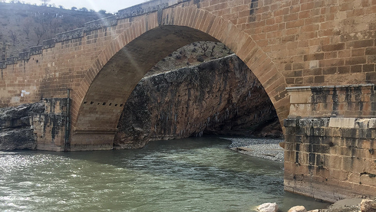 -15 derecede buz tutan Cendere kanyonunda sarkıtlar oluştu