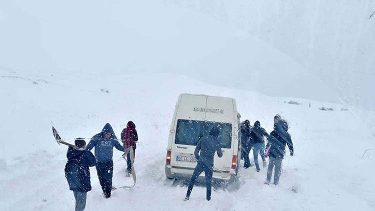 Tipide mahsur kalan öğrenciler kurtarıldı