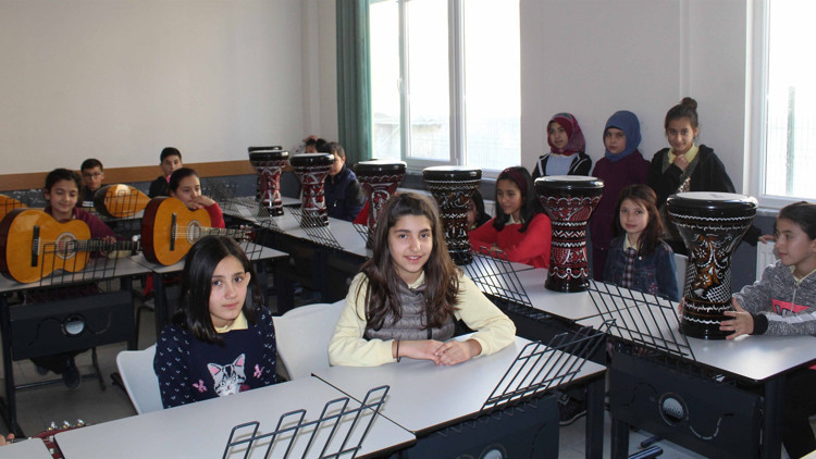 İlçe okulunda müzik sınıfında enstrümanlı ders