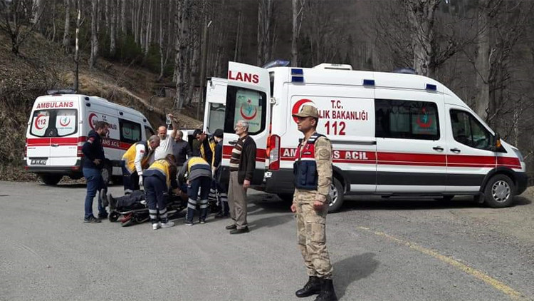 Şehitlikte bayrak asarken feci olay: 1 zabıta öldü, diğeri yaralı Şehitlikte bayrak asarken feci olay: 1 zabıta öldü, diğeri yaralı