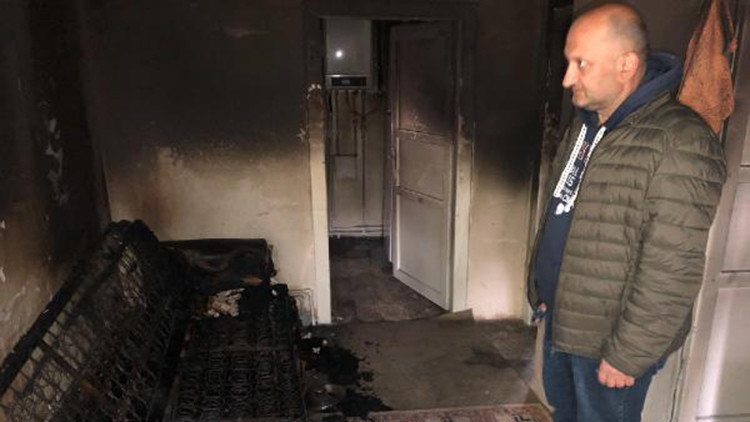 Elektrik kesilince mum yakan yaşlı çift, çıkan yangında öldü Elektrik kesilince mum yakan yaşlı çift, çıkan yangında öldü