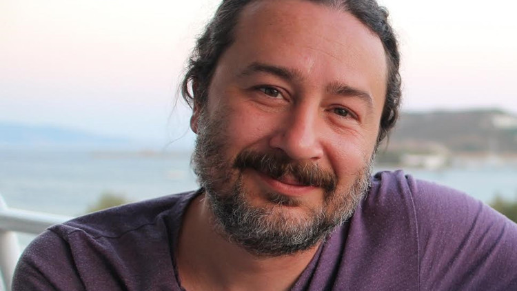 Ödüllü roman ‘Sıcak Kafa’ Netlix dizisi oluyor Ödüllü roman ‘Sıcak Kafa’ Netlix dizisi oluyor