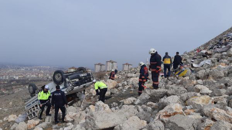 Şarampole devrilen kamyonetin sürücüsü öldü Şarampole devrilen kamyonetin sürücüsü öldü