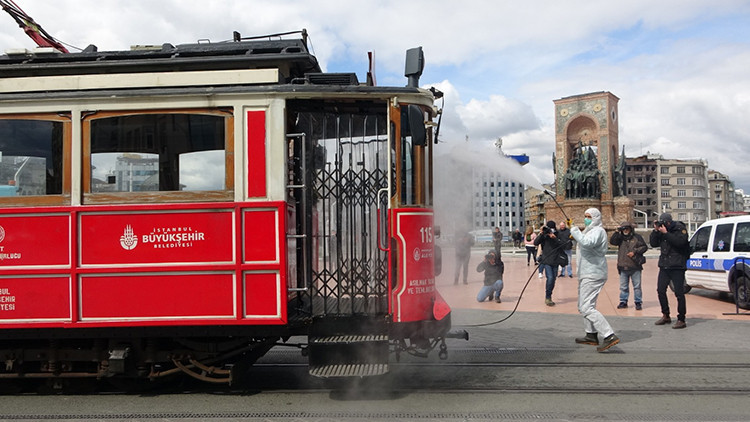 Taksim Meydanındaki dezenfekte çalışmaları görüntülendi