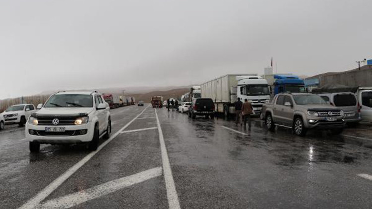 Van- Hakkari karayolunun iki ayrı noktasına çığ düştü