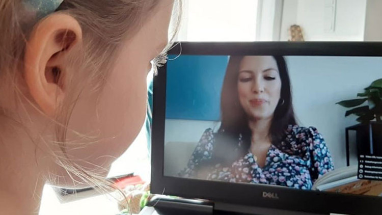 Çocuklara Janosch’tan hikayeler okuyor