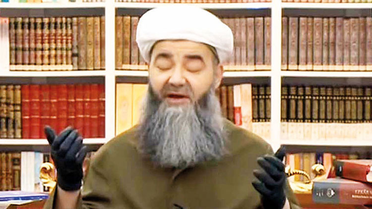 Cübbeli Ahmet Hocadan siyah eldivenle  ‘Evde kalın’ mesajı