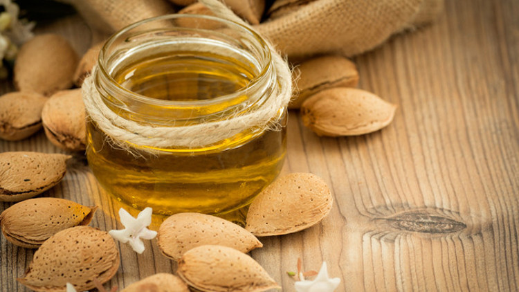 Evde bakım zamanı Badem yağı saçlara nasıl uygulanır