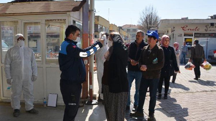 Pazara gelenlerin ateşleri ölçüldü Pazara gelenlerin ateşleri ölçüldü