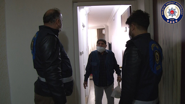 Polis, 65 yaş ve üstü vatandaşların ihtiyaçlarını evlerine teslim ediyor Polis, 65 yaş ve üstü vatandaşların ihtiyaçlarını evlerine teslim ediyor