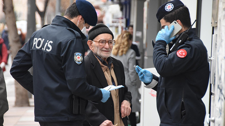 93 yaşındaki adam, kimlik soran polisleri evine yemeğe davet etti