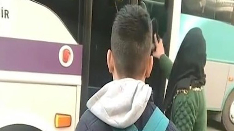 Şanlıurfa’da otobüsten indirilen kadın, terlikle tepki gösterdi