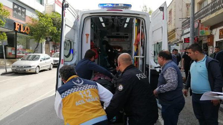 Giyim mağazasında kalp krizi geçiren emekli polis kurtarılamadı Giyim mağazasında kalp krizi geçiren emekli polis kurtarılamadı