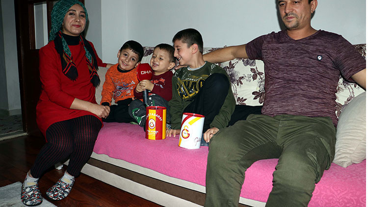 Çocuklarına akülü araba almak için biriktirdikleri parayı ihtiyaç sahiplerine bağışladılar