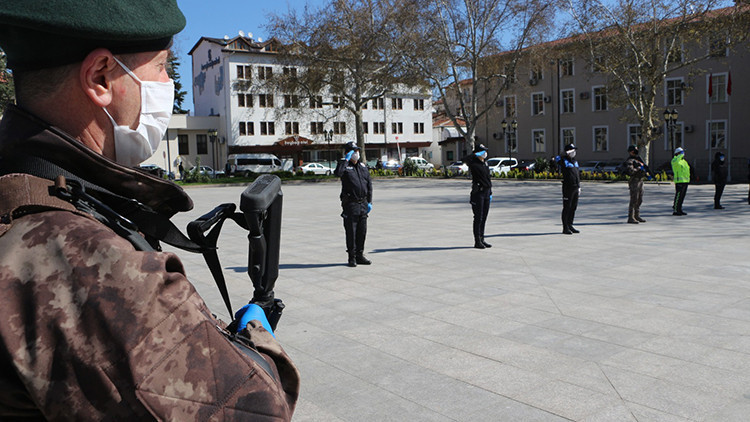 Polisten sosyal mesafeli çelenk töreni Polisten sosyal mesafeli çelenk töreni